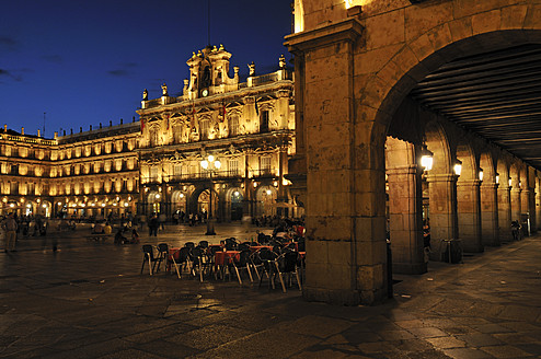 Europa, Spanien, Kastilien und León, Salamanca, Blick auf die Plaza Mayor mit Stadtplatz bei Nacht - ESF000072