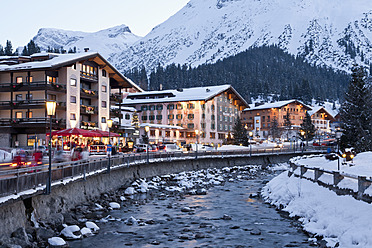 Österreich, Vorarlberg, Lech am Arlberg, Blick auf Hotels und Lech im Winter - WD000962