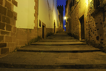 Europa, Spanien, Extremadura, Caceres, Ciudad Monumental, Blick auf die enge Gasse der Altstadt bei Nacht - ESF000074