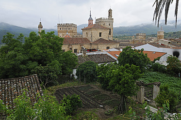 Europa, Spanien, Extremadura, Guadalupe, Blick auf das Real Monasterio de Santa Maria de Guadalupe - ESF000075