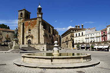 Europe, Spain, Extremadura, Trujillo, View of Plaza Mayor city square and San Martin church with fountain in foreground - ESF000077