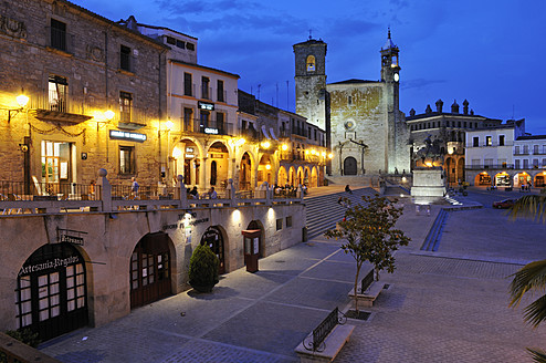 Europe, Spain, Extremadura, Trujillo, View of Plaza Mayor city square and San Martin church at dusk - ESF000079