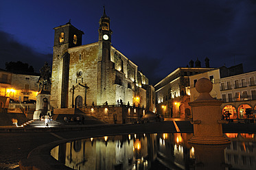 Europa, Spanien, Extremadura, Trujillo, Nachtansicht des Plaza Mayor und der Kirche San Martin mit Brunnen im Vordergrund - ESF000080