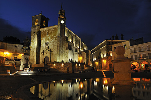 Europa, Spanien, Extremadura, Trujillo, Nachtansicht des Plaza Mayor und der Kirche San Martin mit Brunnen im Vordergrund - ESF000080