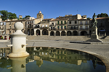 Europa, Spanien, Extremadura, Trujillo, Blick auf den Stadtplatz Plaza Mayor mit Brunnen im Vordergrund - ESF000084