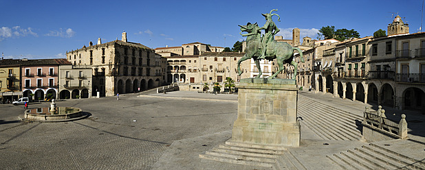 Europa, Spanien, Extremadura, Trujillo, Blick auf die Plaza Mayor mit dem Denkmal von Francisco Pizarro - ESF000085