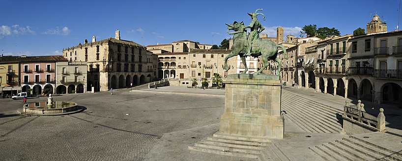 Europa, Spanien, Extremadura, Trujillo, Blick auf die Plaza Mayor mit dem Denkmal von Francisco Pizarro - ESF000085