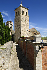 Europa, Spanien, Extremadura, Trujillo, Blick auf enge Gasse in historischen Kirchen in der Altstadt - ESF000089