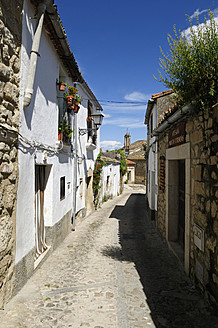 Europa, Spanien, Extremadura, Trujillo, Blick auf enge Gasse in historischer Altstadt - ESF000090