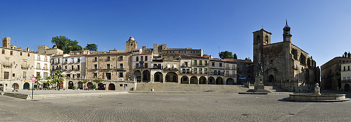 Europa, Spanien, Extremadura, Trujillo, Blick auf die Plaza Mayor am Stadtplatz mit der Kirche San Martin - ESF000093