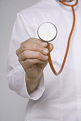 Nahaufnahme eines Arztes mit Stethoskop vor grauem Hintergrund - TCF001572