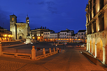 Europa, Spanien, Extremadura, Trujillo, Blick auf die Plaza Mayor mit der Kirche San Martin bei Nacht - ESF000096