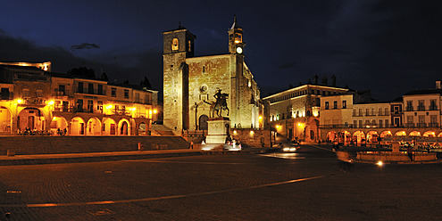 Europa, Spanien, Extremadura, Trujillo, Blick auf die Plaza Mayor mit der Kirche San Martin bei Nacht - ESF000099
