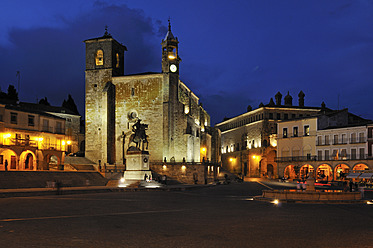 Europa, Spanien, Extremadura, Trujillo, Blick auf die Plaza Mayor mit der Kirche San Martin bei Nacht - ESF000105