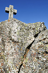Europa, Spanien, Kastilien und Leon, Sierra de Francia, Pena de Francia, Blick auf ein in Stein gehauenes Kreuz am Jakobsweg - ESF000109