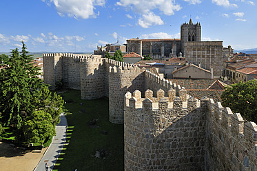 Europa, Spanien, Kastilien und Leon, Avila, Ansicht der mittelalterlichen Stadtmauer mit Stadt im Hintergrund - ESF000112