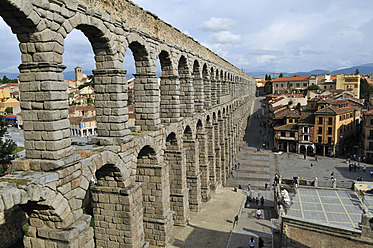 Europa, Spanien, Kastilien und Leon, Segovia, Blick auf das Stadtbild durch das römische Aquädukt - ESF000113