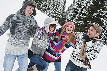 Österreich, Salzburger Land, Flachau, Junge Leute haben Spaß im Schnee - HHF003687