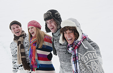 Österreich, Salzburger Land, Flachau, Junge Leute haben Spaß im Schnee - HHF003649