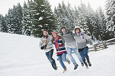 Österreich, Salzburger Land, Flachau, Junge Leute haben Spaß im Schnee - HHF003651