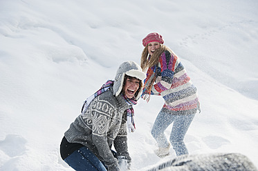 Österreich, Salzburger Land, Flachau, Junge Frauen beim Schneekampf im Schnee - HHF003654