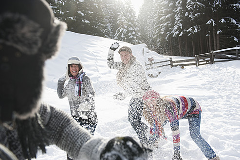 Österreich, Salzburger Land, Flachau, Junge Leute beim Schneekampf im Schnee - HHF003655