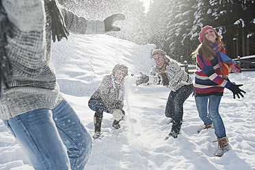 Österreich, Salzburger Land, Flachau, Junge Leute beim Schneekampf im Schnee - HHF003656