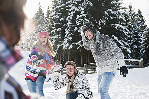Österreich, Salzburger Land, Flachau, Junge Leute beim Schneekampf im Schnee - HHF003657