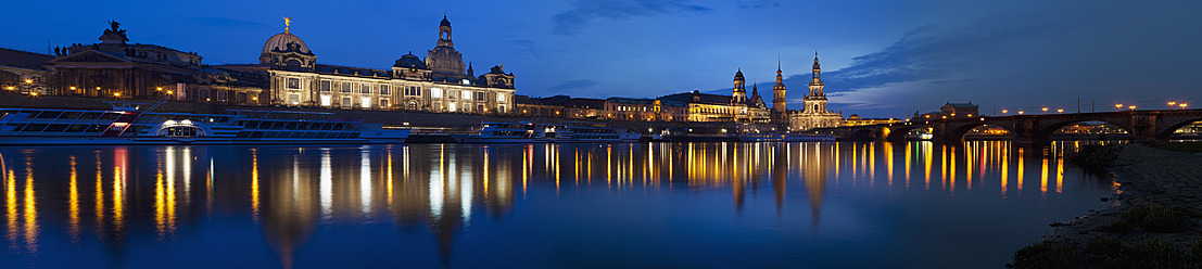 Deutschland, Sachsen, Dresden, Blick auf die Skyline von Ständehaus, Frauenkirche, Katholische Hofkirche, Semperoper, Brühlsche Terrasse, Dresdner Schloss und Augustusbrücke mit Elbufer bei Nacht - FOF003408