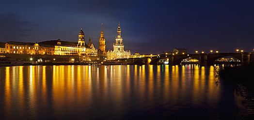 Germany, Saxony, Dresden, View of skyline of Staendehaus, Frauenkirche, Katholische Hofkirche, Semperoper, Bruehl's Terrace, Dresden Castle and Augustus bridge with Elbe waterfront at night - FOF003410