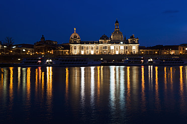 Deutschland, Sachsen, Dresden, Blick auf die Skyline der Akademie der Bildenden Künste mit Elbufer bei Nacht - FO003412