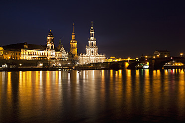 Deutschland, Sachsen, Dresden, Blick auf die Skyline von Ständehaus, Frauenkirche, Katholische Hofkirche, Semperoper, Brühlsche Terrasse, Dresdner Schloss und Augustusbrücke mit Elbufer bei Nacht - FOF003413