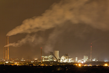 Deutschland, Nordrhein-Westfalen, Duisburg, Ansicht von Schornsteinen einer Industrieanlage bei Nacht - FOF003426