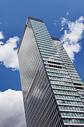 Europa, Deutschland, Hessen, Frankfurt, Blick auf Tower 185 mit Wolken im Hintergrund - CSF015249