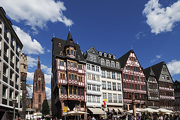 Europa, Deutschland, Hessen, Frankfurt am Main, Römerberg, Blick auf Gebäude und Kirche in der Altstadt - CSF015256