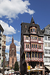 Europa, Deutschland, Hessen, Frankfurt am Main, Römerberg, Blick auf Gebäude und Kirche in der Altstadt - CSF015257