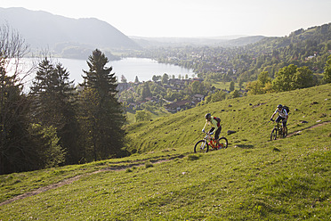 Deutschland, Bayern, Schliersee, Mann und Frau beim Moutainbiking in den Bergen - FFF001198