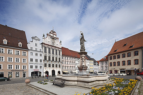 Deutschland, Bayern, Oberbayern, Landsberg am Lech, Blick auf Marienbrunnen mit Rathaus - SIEF001582