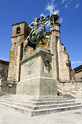 Europa, Spanien, Extremadura, Trujillo, Blick auf das Denkmal von Francisco Pizarro - ESF000115