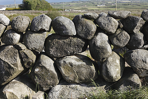Vereinigtes Königreich, Nordirland, County Down, Mourne Mountains, Nahaufnahme einer Steinmauer - SIEF001604