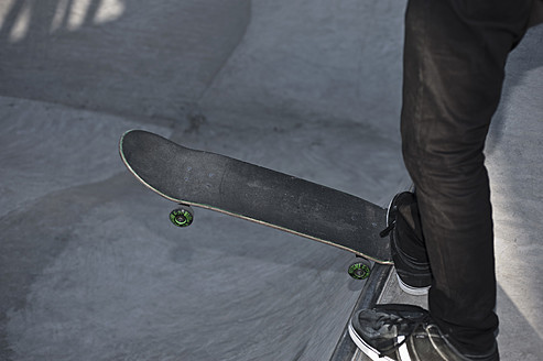 Deutschland, Nordrhein-Westfalen, Münster, Skateboarder fällt mit dem Bein in Skatebowl in öffentlichem Skatepark - KJF000149