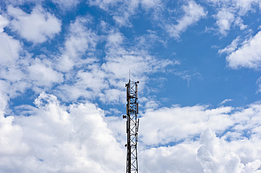 Radio Kommunikation Antenne auf blauem Himmel Hintergrund, lizenzfreies  Stockfoto