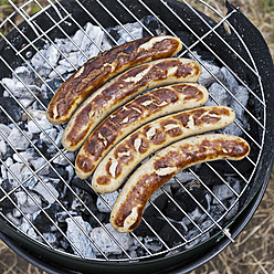 Belgien, Mechelen, Würstchen auf dem Grill - KJF000122