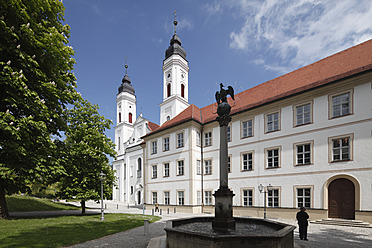 Deutschland, Bayern, Schwaben, Allgäu, Irsee, Blick auf Abtei mit Brunnen - SIEF001614