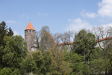 Deutschland, Bayern, Schwaben, Allgäu, Kaufbeuren, Blick auf Blasius-Turm und Stadtmauer - SIE001623