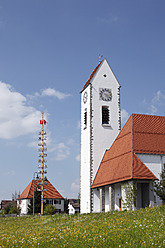 Deutschland, Bayern, Schwaben, Allgäu, Günzach, Blick auf Maibaum mit Kirche - SIEF001626