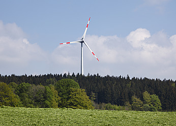 Deutschland, Bayern, Schwaben, Allgäu, Kraftisried, Blick auf Windkraftanlage - SIEF001627