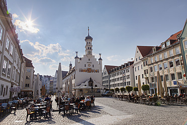 Germany, Bavaria, Swabia, Allgaeu, Kempten, Rathausplatz, View of city hall with square and restaurants - SIEF001633