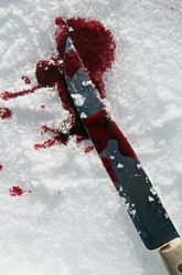 Europe, Germany, Crime scene with bloodstained knife in snow, close up - AWD000634