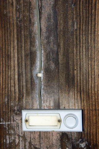 Türklingel eines Holzhauses, Nahaufnahme, lizenzfreies Stockfoto
